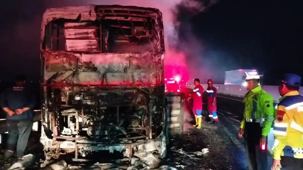 Bus Tujuan Madura Hangus di Tol Pemalang